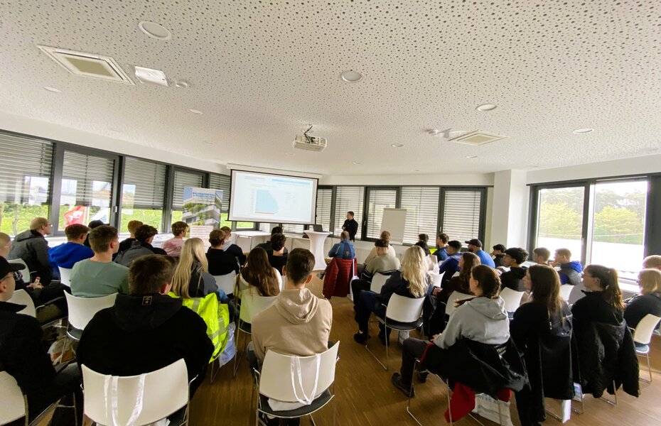 Studierende der Universität Siegen verfolgen einen Vortrag zum Mauerwerksbau bei den Rodgauer Baustoffwerken.
