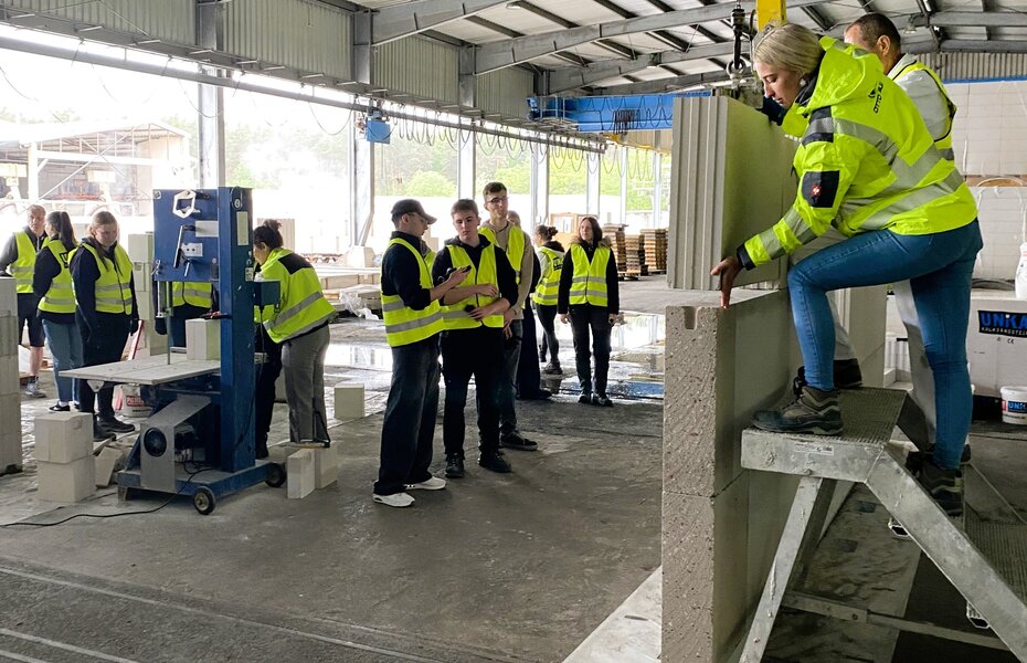Studierende besichtigen die Rodgauer Baustoffwerke und erhalten praktische Einblicke in den Mauerwerksbau.