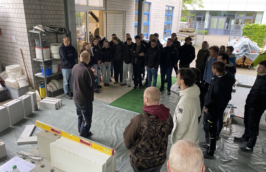 Studierende der FH Münster erhalten eine praktische Einführung in den Mauerwerksbau.