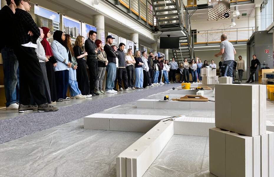 85 Architekturstudierende der Fachhochschule Dortmund nehmen am Tag des Mauerwerks teil und sammeln praktische Erfahrungen im Mauerwerksbau.