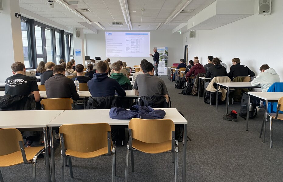 Studierende verfolgen einen Fachvortrag zum Mauerwerksbau an der FH Münster.