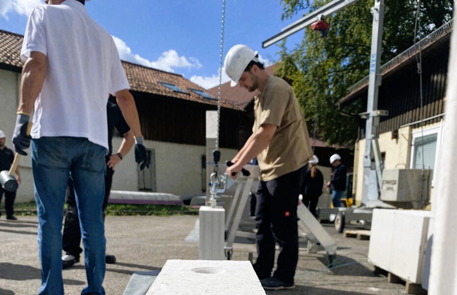 tudierende der DHBW Mosbach arbeiten praktisch mit großformatigen Mauersteinen