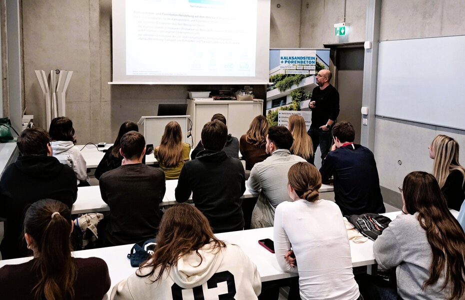Bauingenieur-Studierende der OTH Regensburg verfolgen einen Fachvortrag zum Mauerwerksbau.