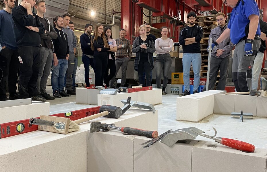 Studierende des Bauingenieurwesens erhalten beim Tag des Mauerwerks eine praktische Einführung in den Mauerwerksbau.