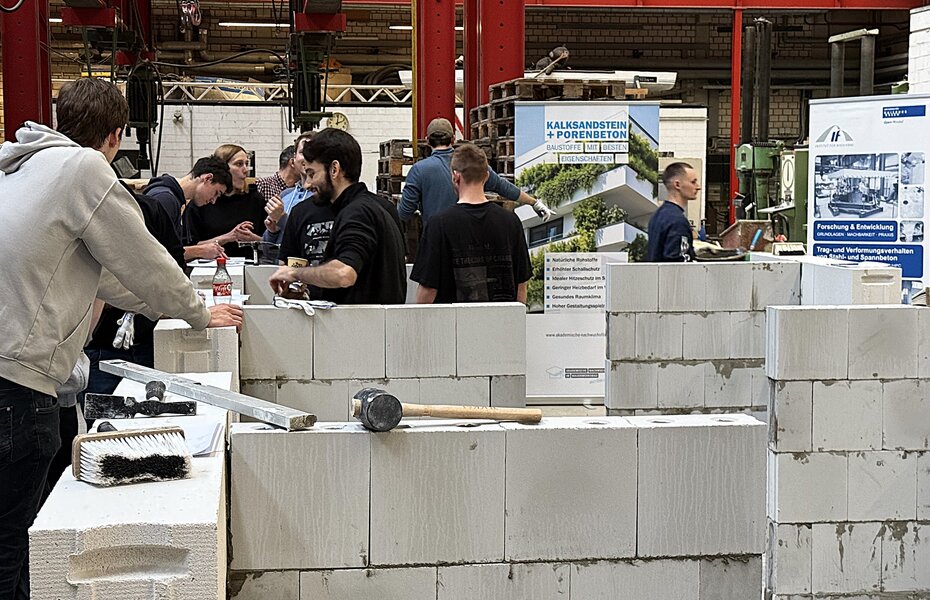 tudierende der Universität Duisburg-Essen verfolgen einen Fachvortrag zum Mauerwerksbau mit Kalksandstein und Porenbeton.