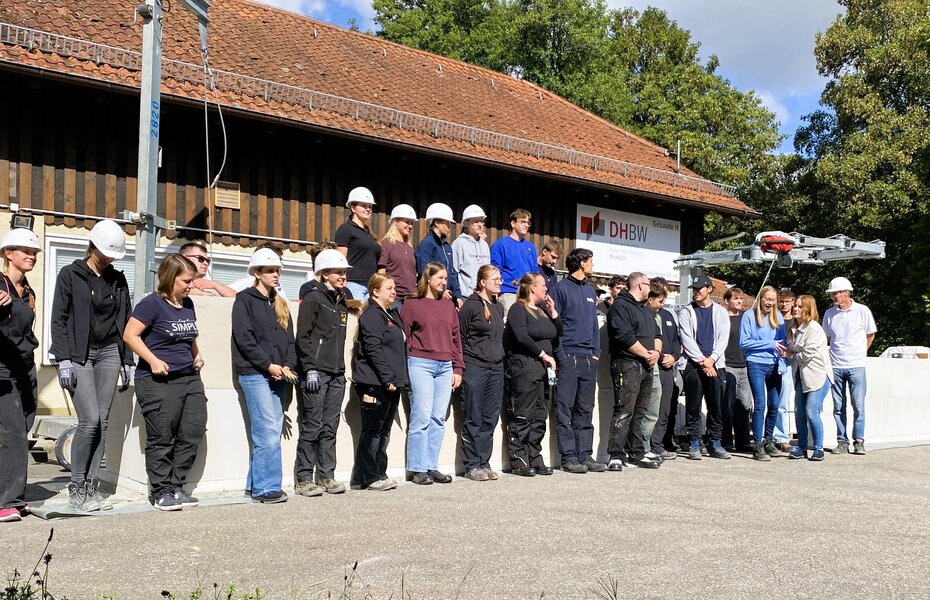 34 Studierende des Bauingenieurwesens beim Tag des Mauerwerks an der DHBW Mosbach