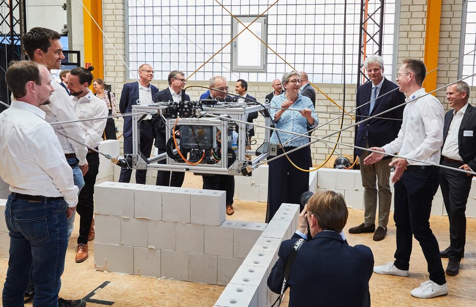 Seilroboter für den Mauerwerksbau nach einer Vorführung