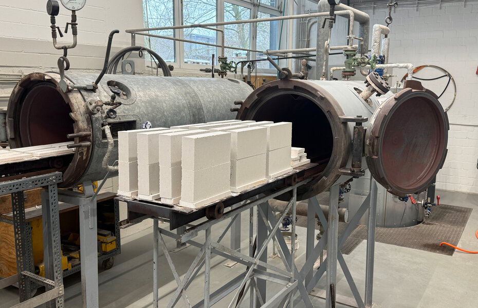 Forschungsanlage zur energieeffizienten Kalksandsteinproduktion im Technikum des Bundesverbands