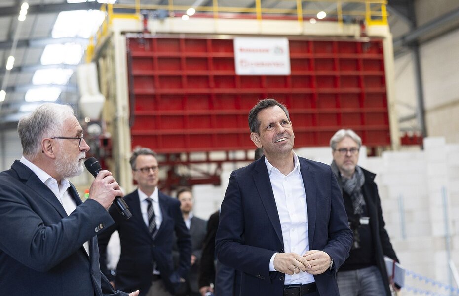 Niedersachsens Ministerpräsident Olaf Lies beim Rundgang durch die Produktion der Emsländer Baustoffwerke