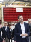 Niedersachsens Ministerpräsident Olaf Lies beim Rundgang durch die Produktion der Emsländer Baustoffwerke