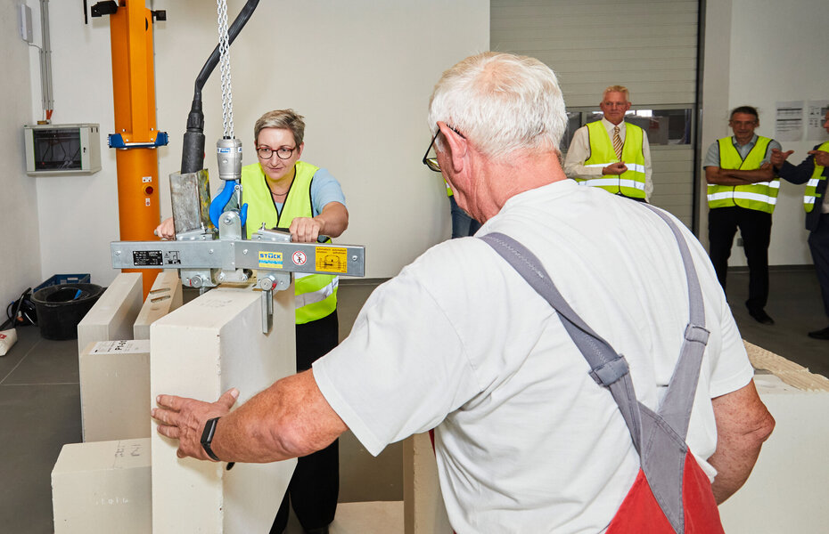 Bundesbauministerin Klara Geywitz bei der Vorführung modularen Bauens mit Kalksandstein