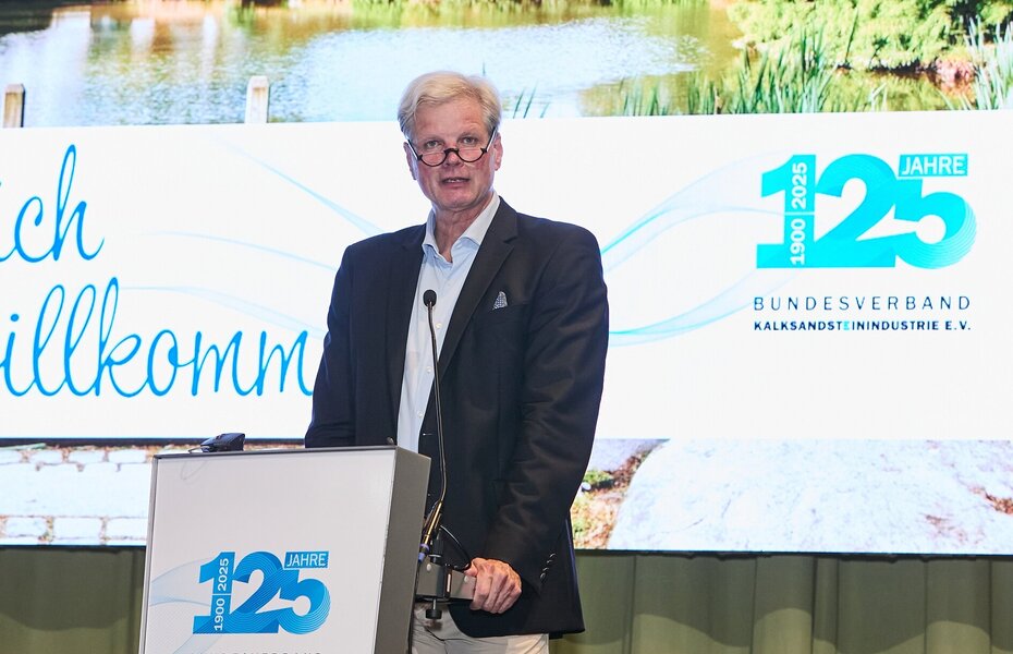 Jan Dietrich Radmacher spricht auf der Mitgliederversammlung 2025 des Bundesverbands Kalksandsteinindustrie