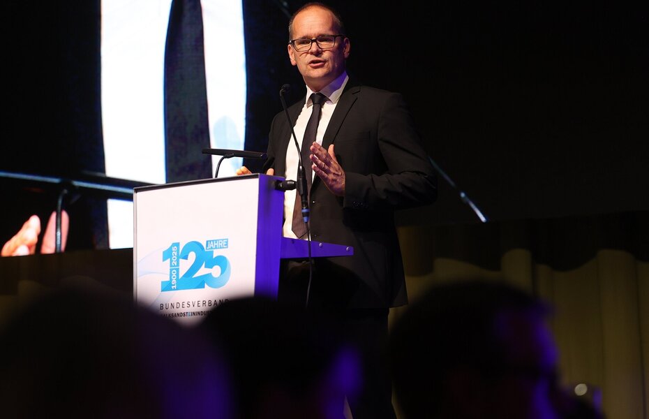 Minister Grant Hendrik Tonne spricht bei der Jubiläumsveranstaltung 125 Jahre Bundesverband Kalksandsteinindustrie