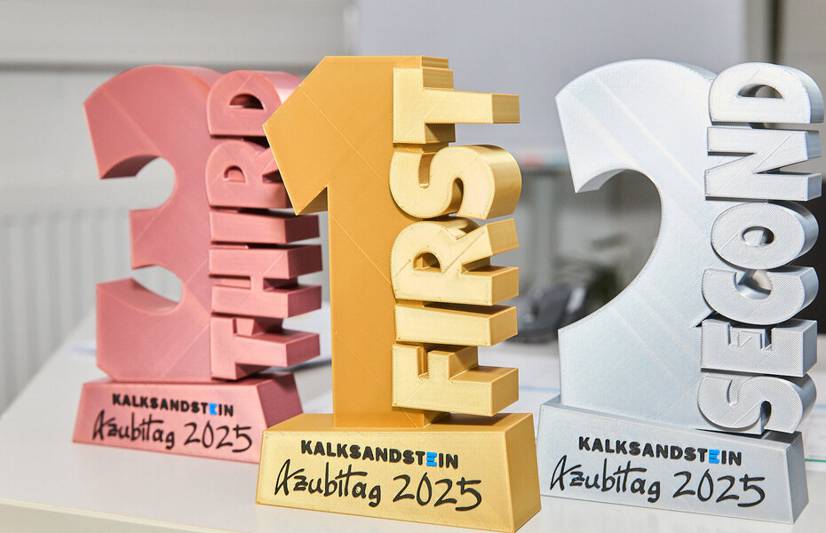 Pokale für die siegreichen Teams beim AzubiTag 2025 der Kalksandsteinindustrie