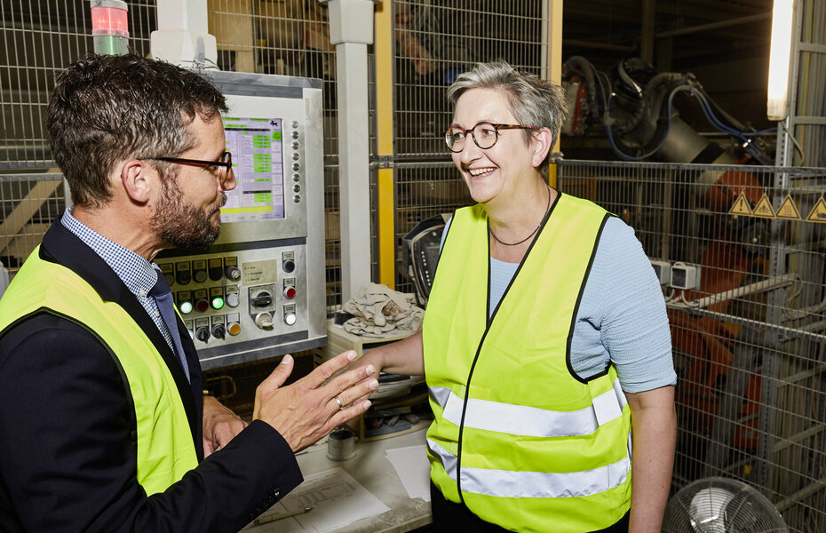 Christian Bertmaring im Gespräch mit Bundesbauministerin Klara Geywitz im Kalksandsteinwerk Oranienburg