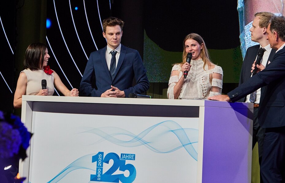 Antonia Radmacher, Xaver Zapf und Sebastian Wüseke sprechen bei der Jubiläumsveranstaltung 125 Jahre Bundesverband Kalksandsteinindustrie