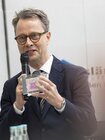 Bernhard Göcking spricht bei den Emsländer Baustoffwerken über vorwettbewerbliche Forschung in der Kalksandsteinindustrie