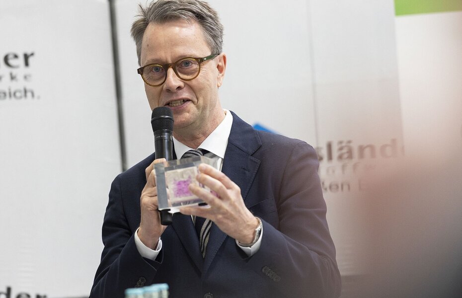Bernhard Göcking spricht bei den Emsländer Baustoffwerken über vorwettbewerbliche Forschung in der Kalksandsteinindustrie