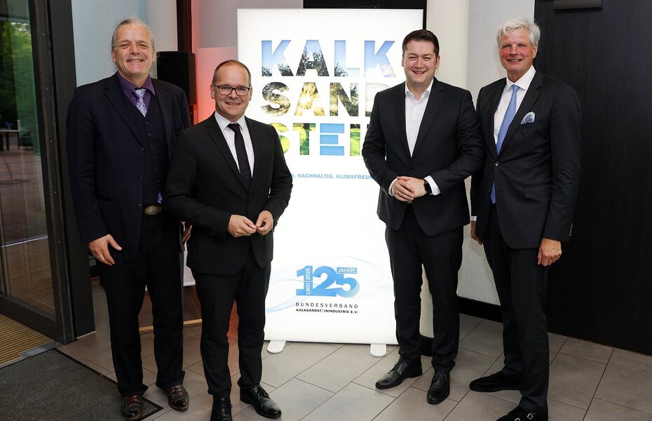 Gruppenfoto mit Gastrednern bei der Jubiläumsveranstaltung 125 Jahre Bundesverband Kalksandsteinindustrie