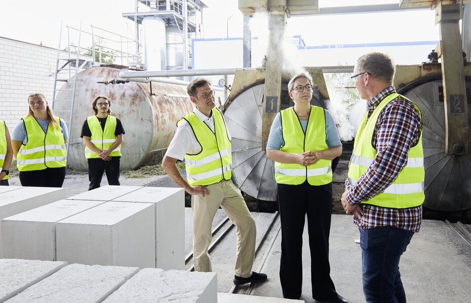Bundesbauministerin Klara Geywitz beim Rundgang durch die Kalksandsteinproduktion in Oranienburg