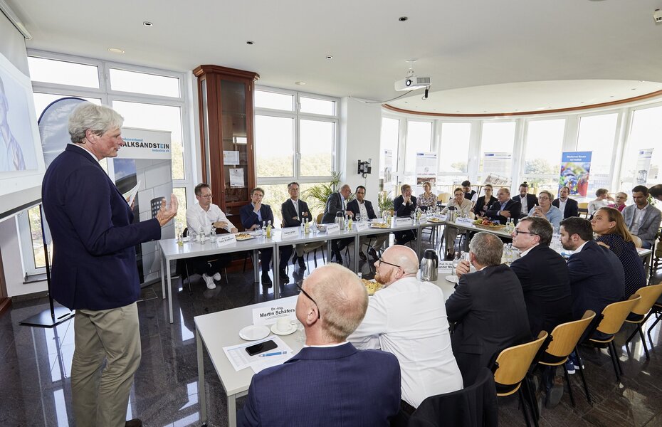 Jan Dietrich Radmacher spricht bei einer Veranstaltung zur Seilroboter-Technologie im Mauerwerksbau
