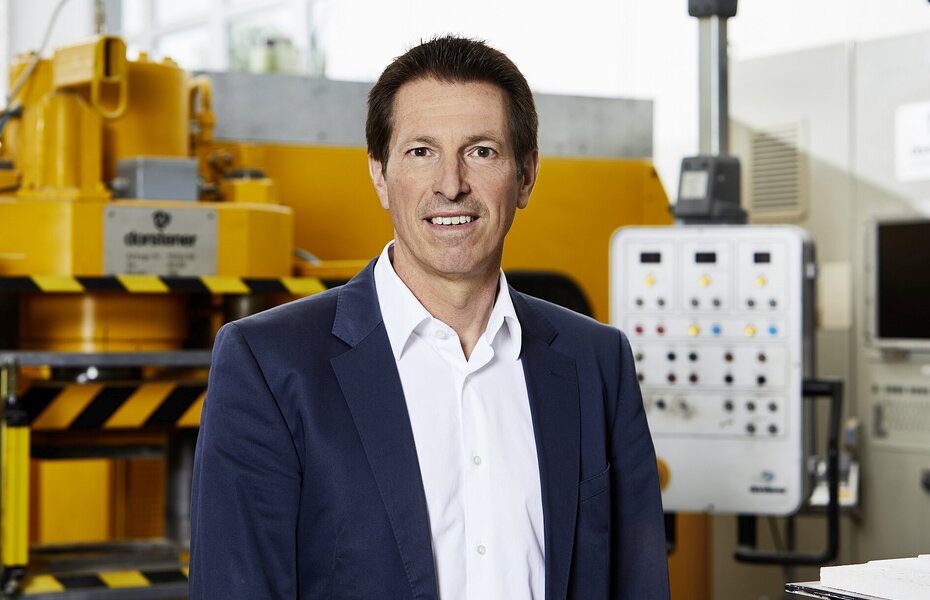 Roland Meißner, Geschäftsführer des Bundesverbands Kalksandsteinindustrie, in einer Kalksandsteinproduktion