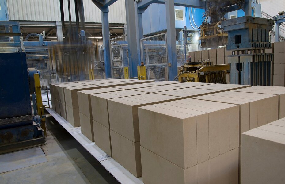 Produktion von Kalksandstein in einem Werk des Bundesverbands Kalksandsteinindustrie
