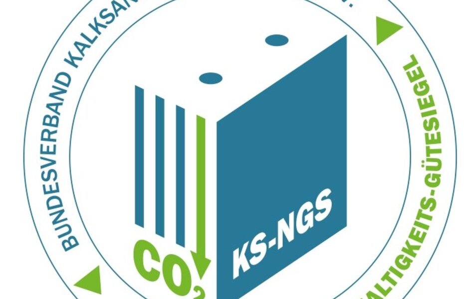 Logo des Kalksandstein-Nachhaltigkeitsgütesiegels KS-NGS mit CO2-Symbol