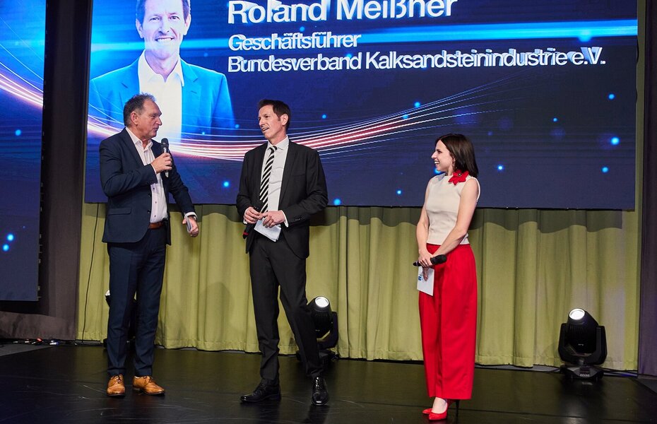 Thomas Gerres, Roland Meißner und Lisa Halada bei der Jubiläumsveranstaltung 125 Jahre Bundesverband Kalksandsteinindustrie