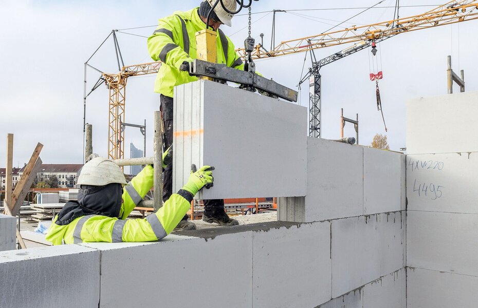 Baustelle für mehrgeschossigen Wohnungsbau mit Kalksandstein zur Schaffung bezahlbaren Wohnraums