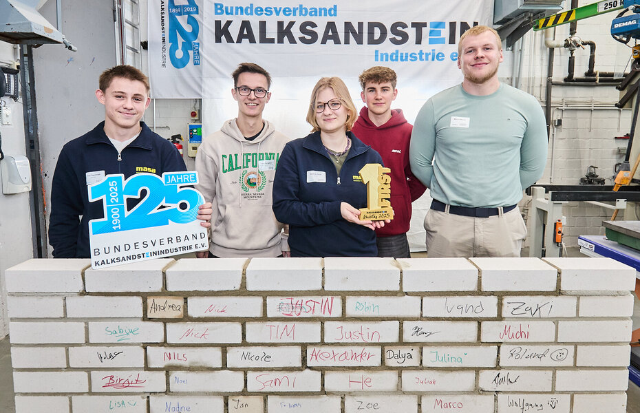 Auszubildende der Kalksandsteinindustrie bearbeiten beim AzubiTag 2025 gemeinsam eine Aufgabe