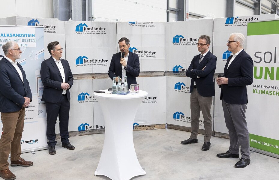 Niedersachsens Ministerpräsident Olaf Lies im Gespräch mit Vertretern der Kalksandsteinindustrie bei den Emsländer Baustoffwerken