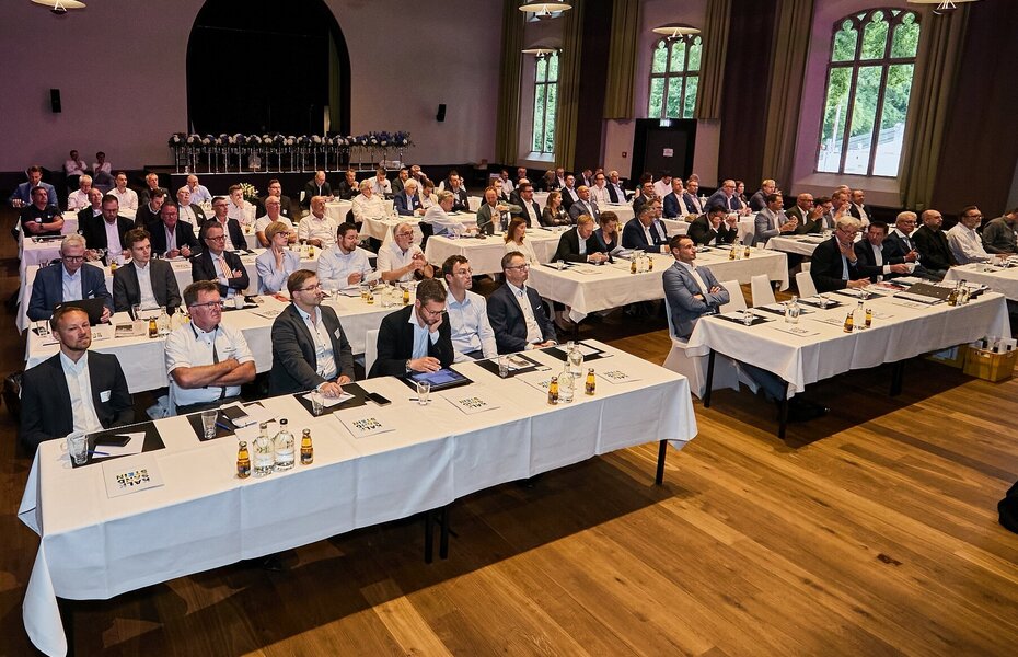 Teilnehmende der Mitgliederversammlung 2025 des Bundesverbands Kalksandsteinindustrie in Braunschweig