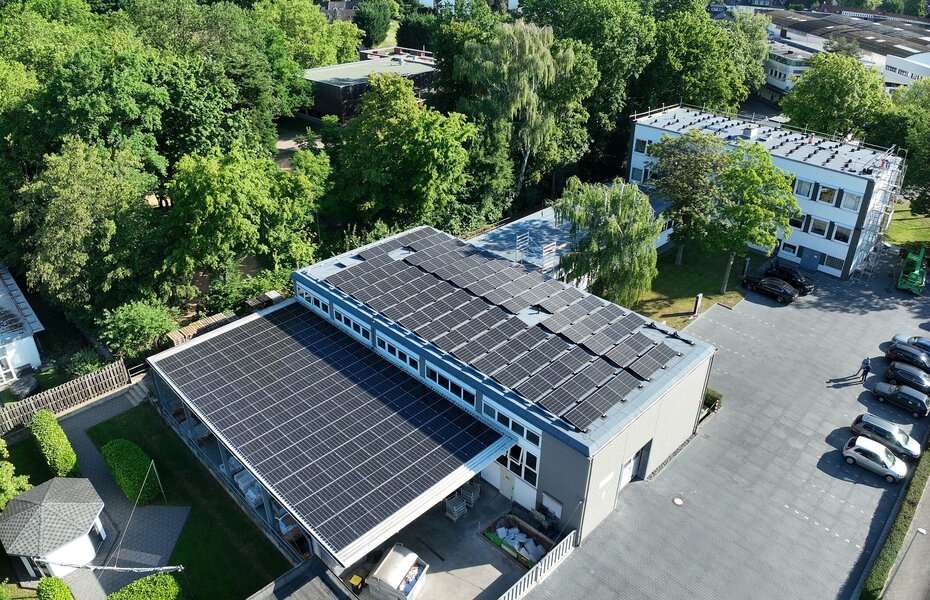 Photovoltaikanlage auf dem Dach der Kalksandstein-Verbandszentrale in Hannover-Ledeburg – Beispiel für geförderten Ausbau erneuerbarer Energien im Investitionsprogramm Klima der Region Hannover